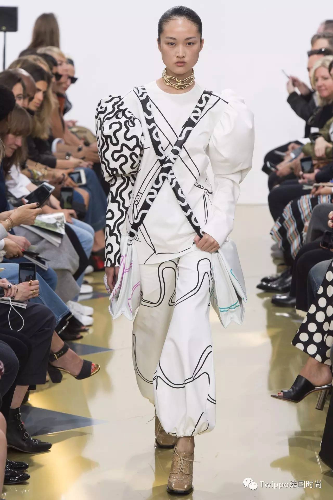 给男人穿蕾丝,被女人各种撩,这个最高颜值设计师有点污