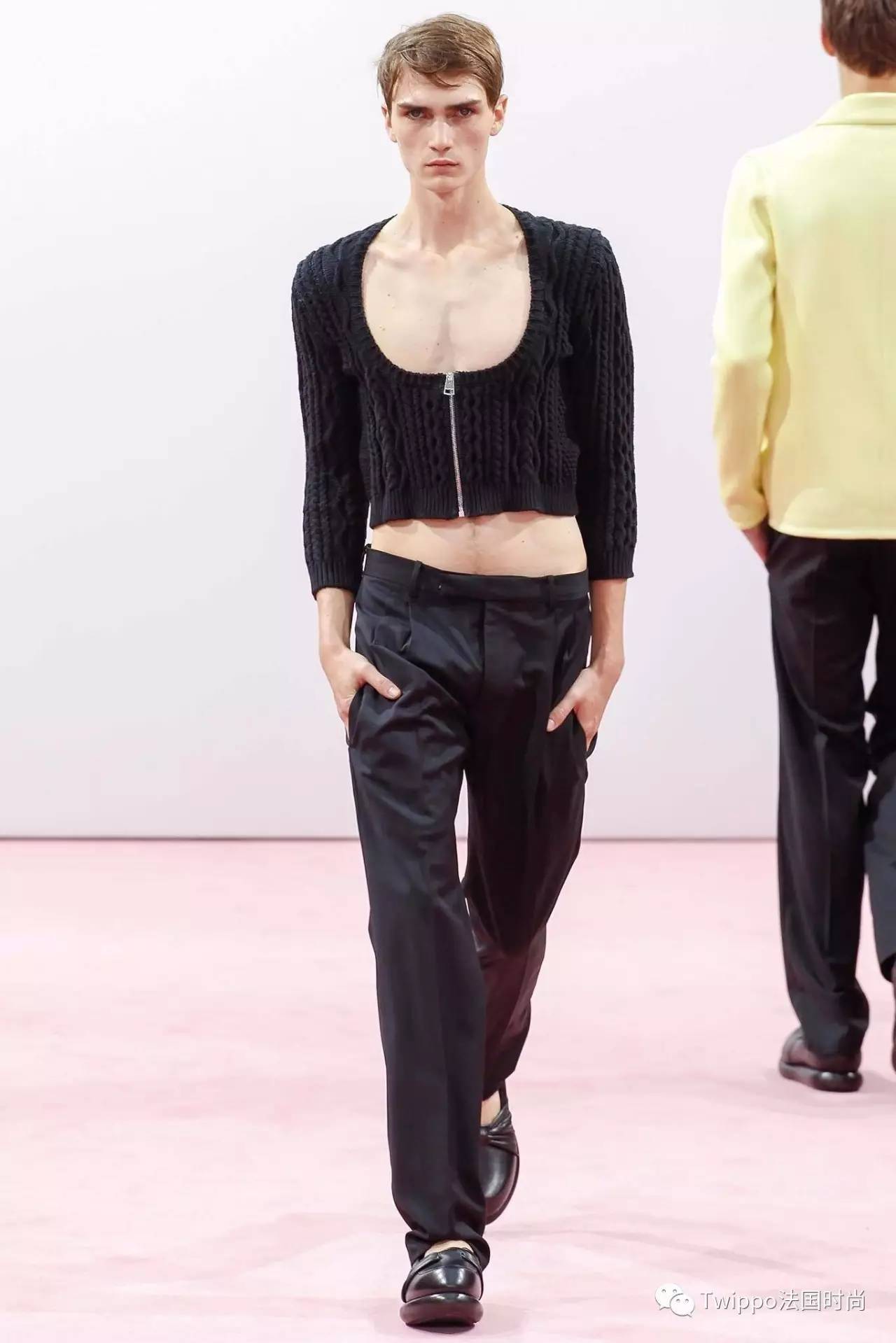 给男人穿蕾丝,被女人各种撩,这个最高颜值设计师有点污