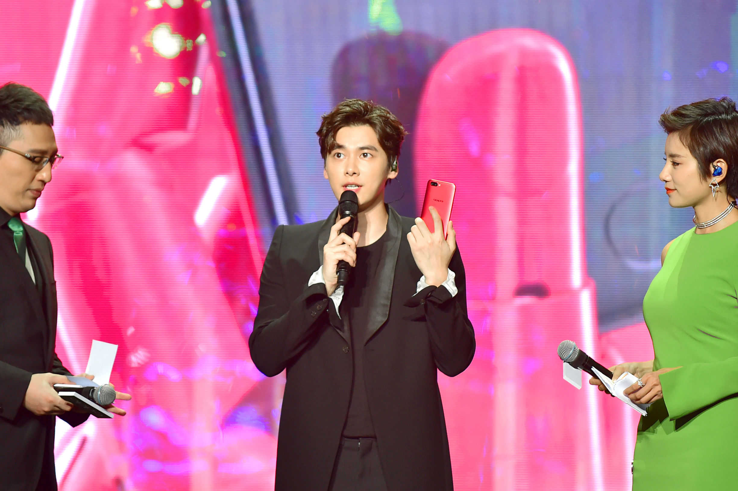 oppor11红色,oppor11s热力红跟新年红哪个好