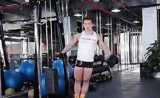 练就宽厚的肩膀，一对哑铃就足够，让你在家打造完美三角肌