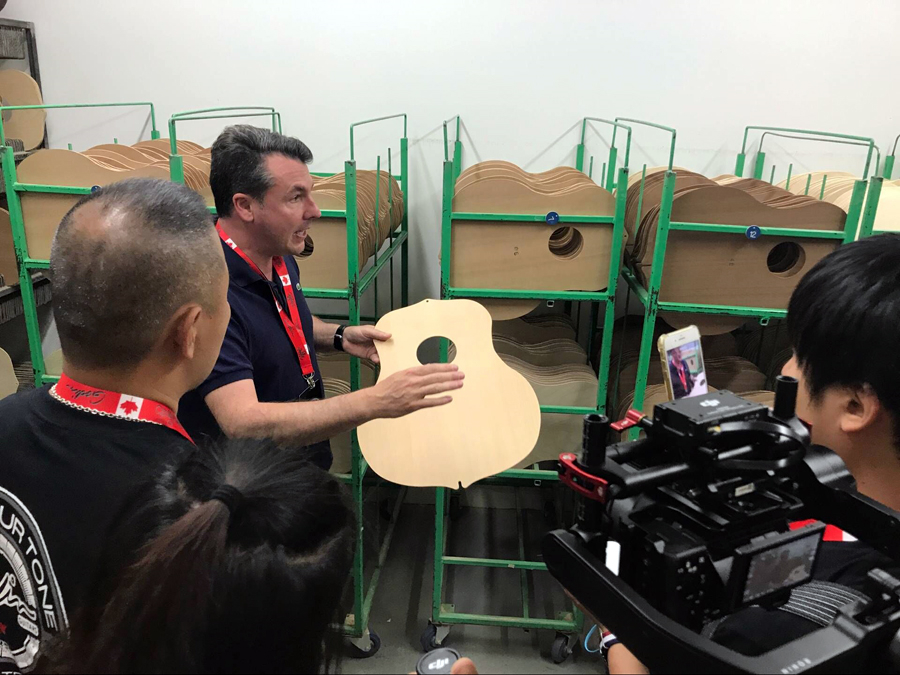 极速快报：弘力乐器2017加拿大Godin吉他工厂参观第一天