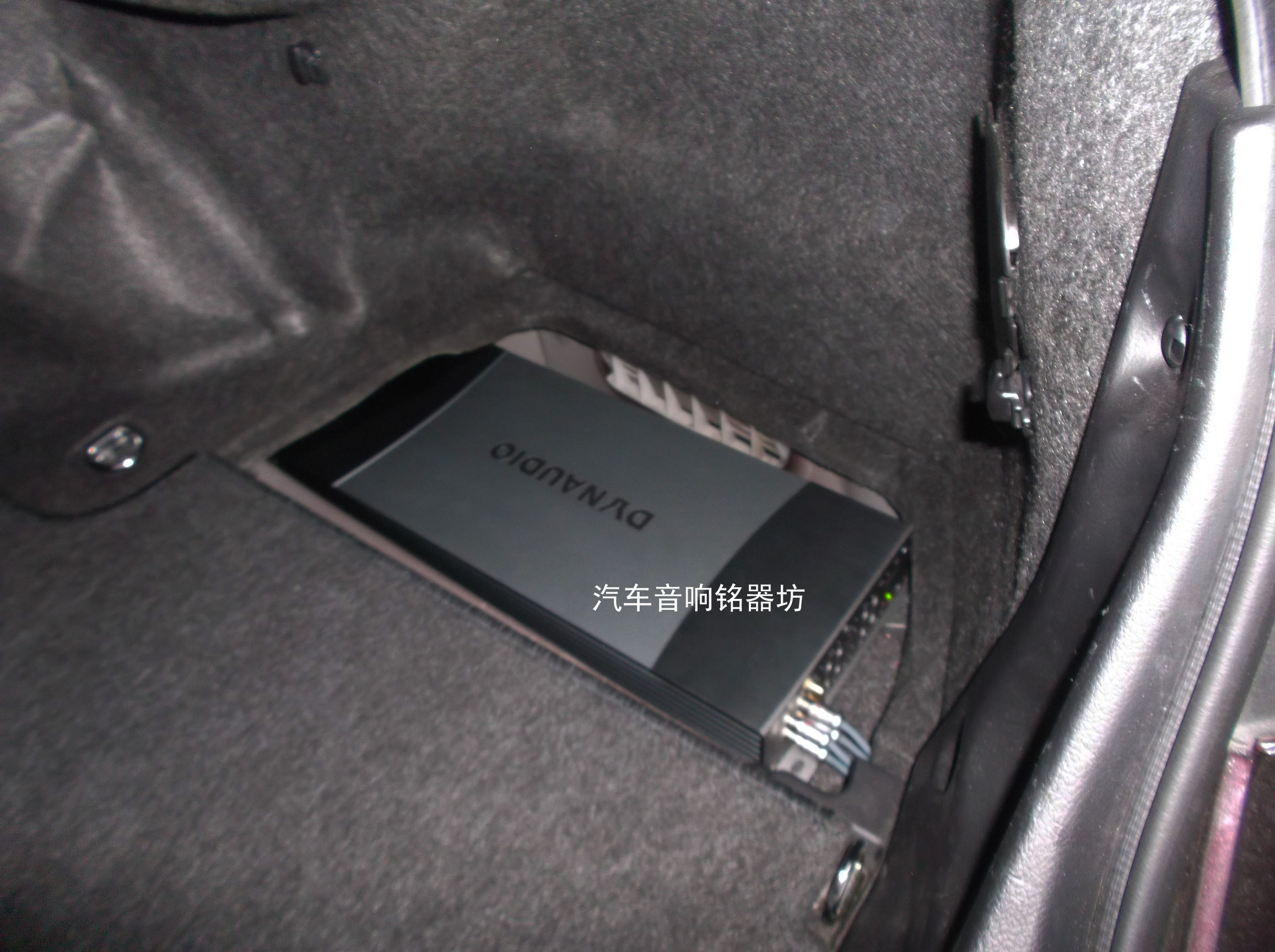 丰田皇冠升级丹拿342三分频喇叭与丹拿A6004汽车功放！宝安非常城市