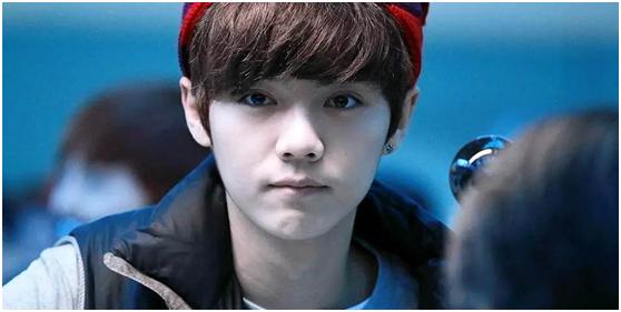 鹿晗戴橘色手链,鹿晗戴手绳