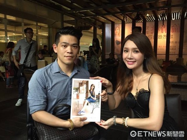 直击/暖男黄景裕送LV海伦清桃笑收下：我身份不适合啦