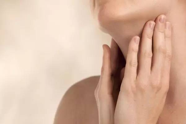 颈纹到底是什么样子,颈纹是什么样的