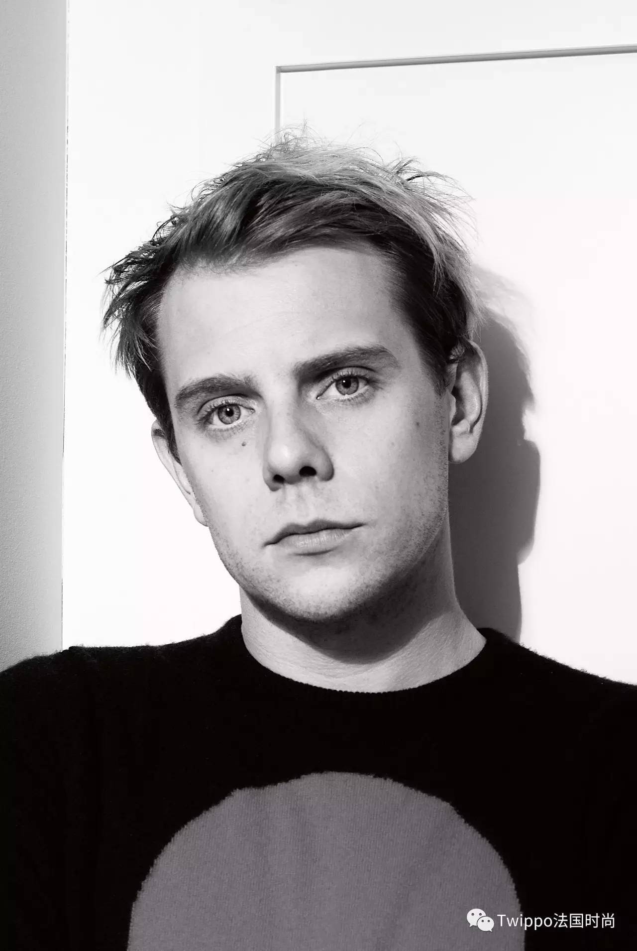 给男人穿蕾丝,被女人各种撩,这个最高颜值设计师有点污