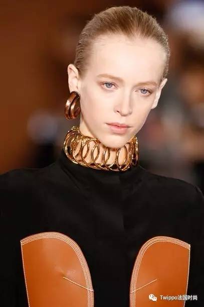 给男人穿蕾丝,被女人各种撩,这个最高颜值设计师有点污