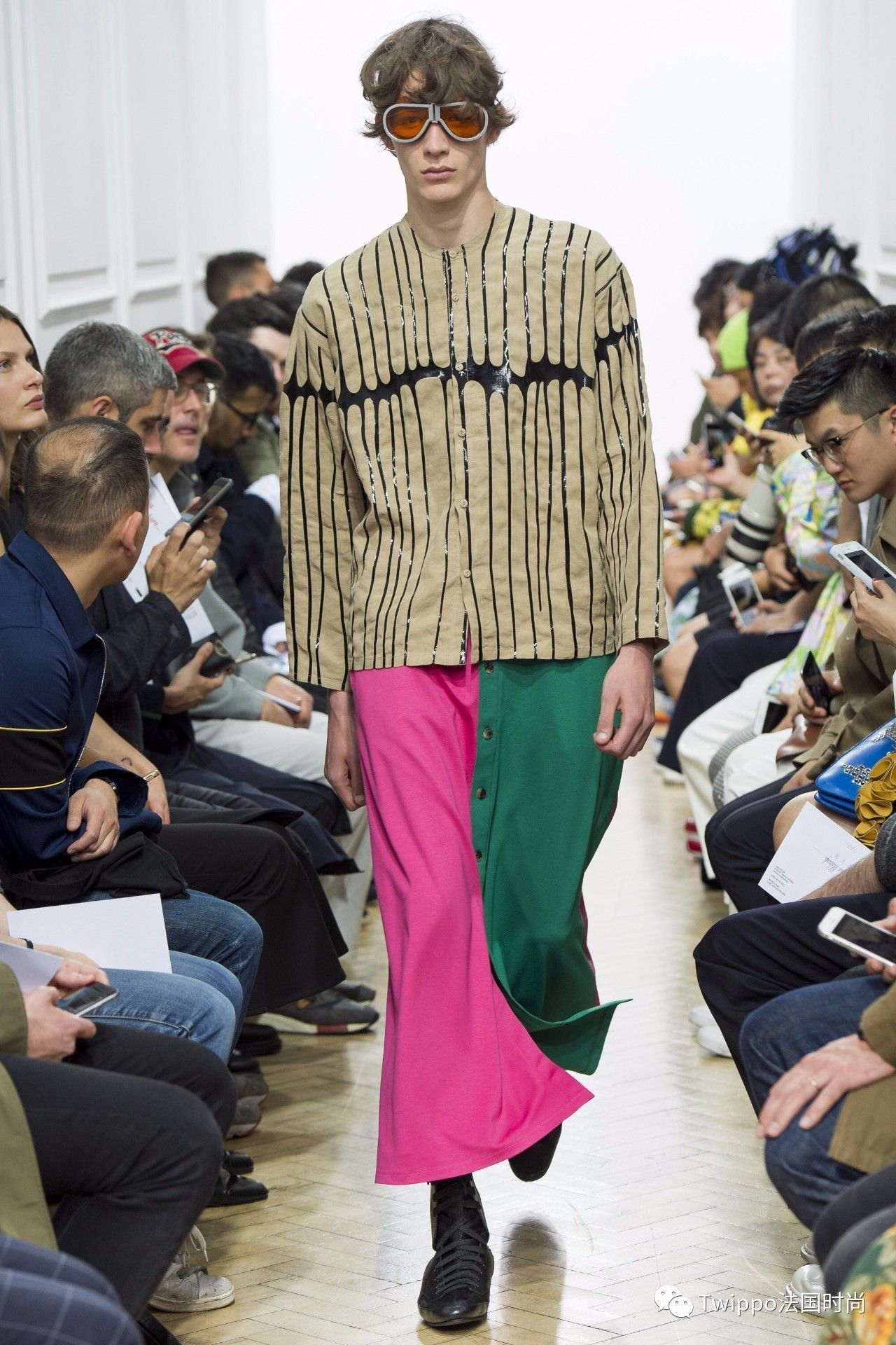 给男人穿蕾丝,被女人各种撩,这个最高颜值设计师有点污