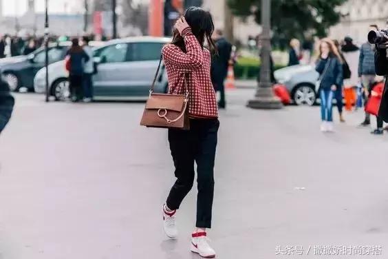 leboy包包黑色好看还是灰色好看,最近流行lv手提包