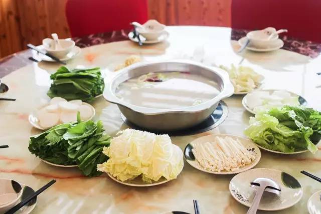 单手撕烤全羊,徒手吃烤全羊完整视频