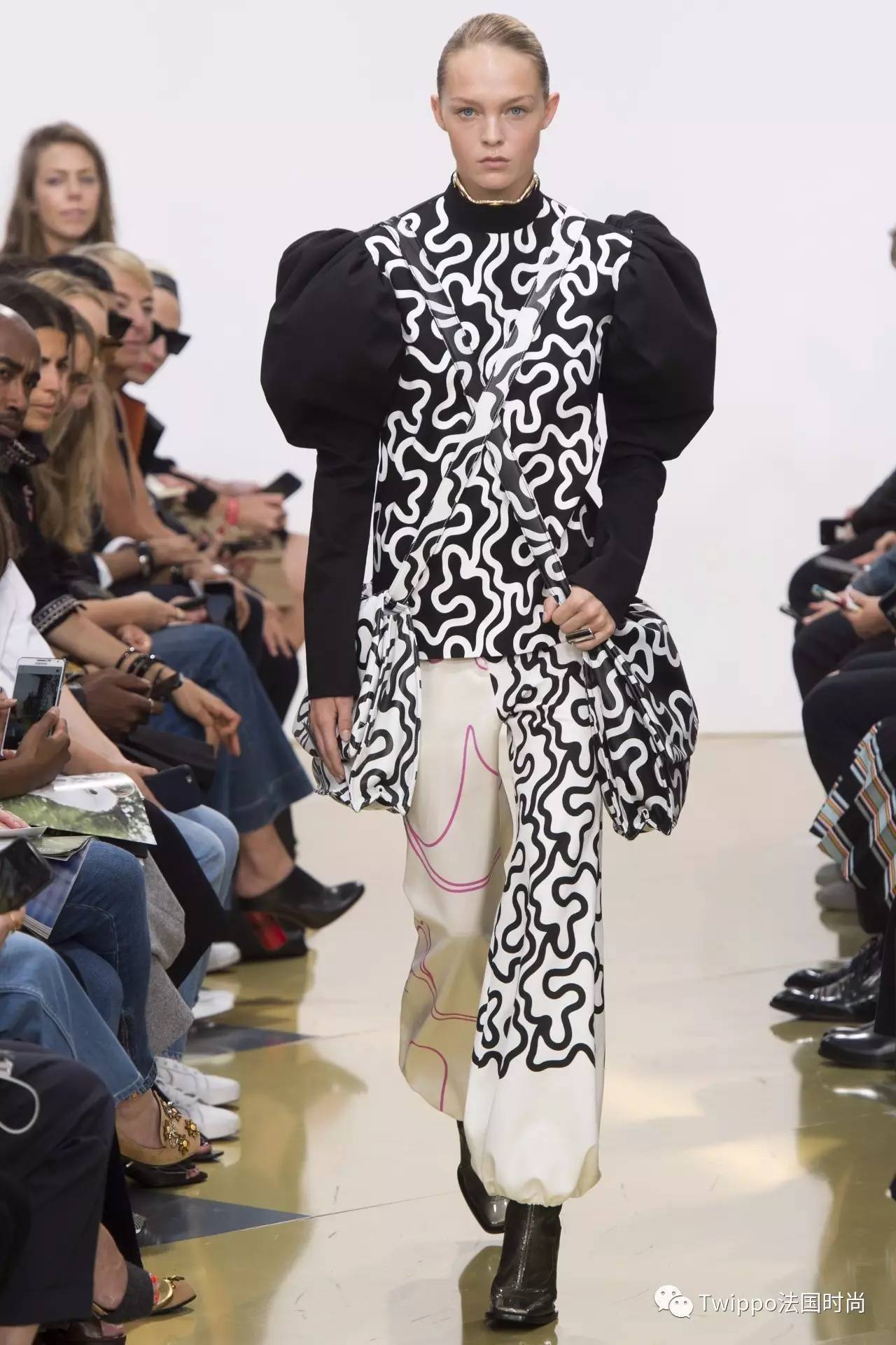 给男人穿蕾丝,被女人各种撩,这个最高颜值设计师有点污