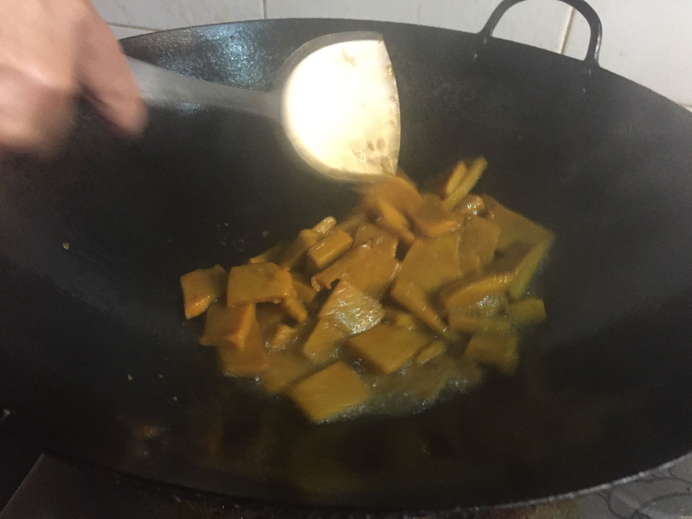 南瓜外酥里嫩南瓜饼吃着越吃越香,别总吃主食