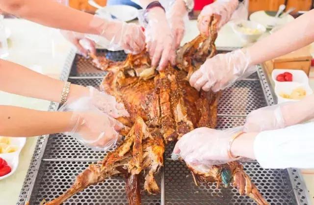 单手撕烤全羊,徒手吃烤全羊完整视频