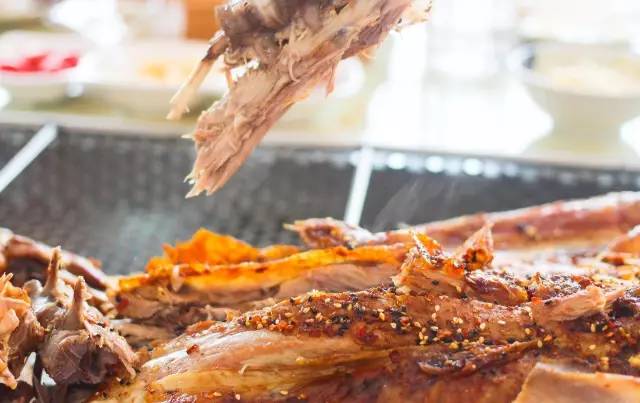 单手撕烤全羊,徒手吃烤全羊完整视频