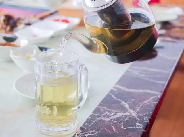 单手撕烤全羊,徒手吃烤全羊完整视频