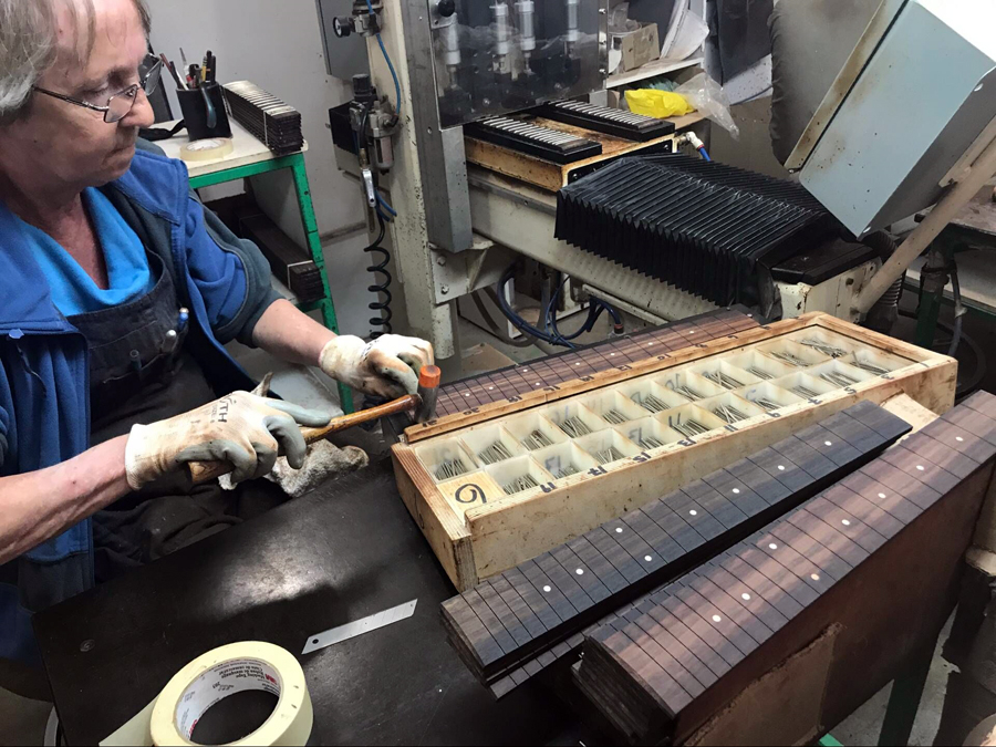 极速快报：弘力乐器2017加拿大Godin吉他工厂参观第一天