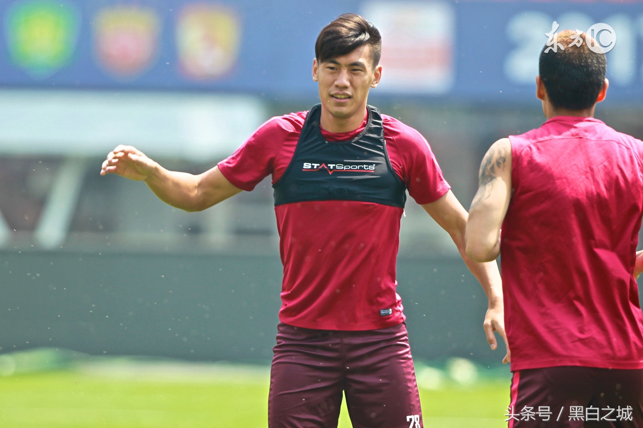 曾诚误判任意球,曾诚失误传球给郜林