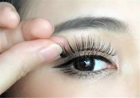 关关变身成美女,关关拿掉眼睛