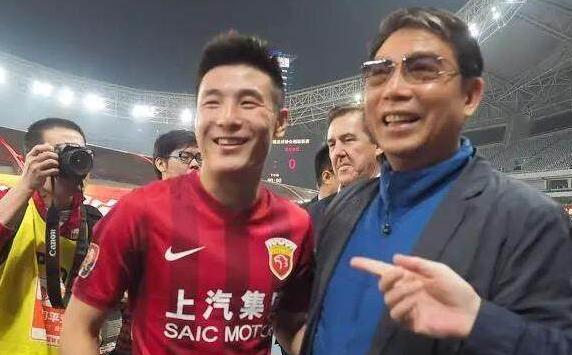 国足遭现场球迷破口大骂,国足球员怒怼球迷