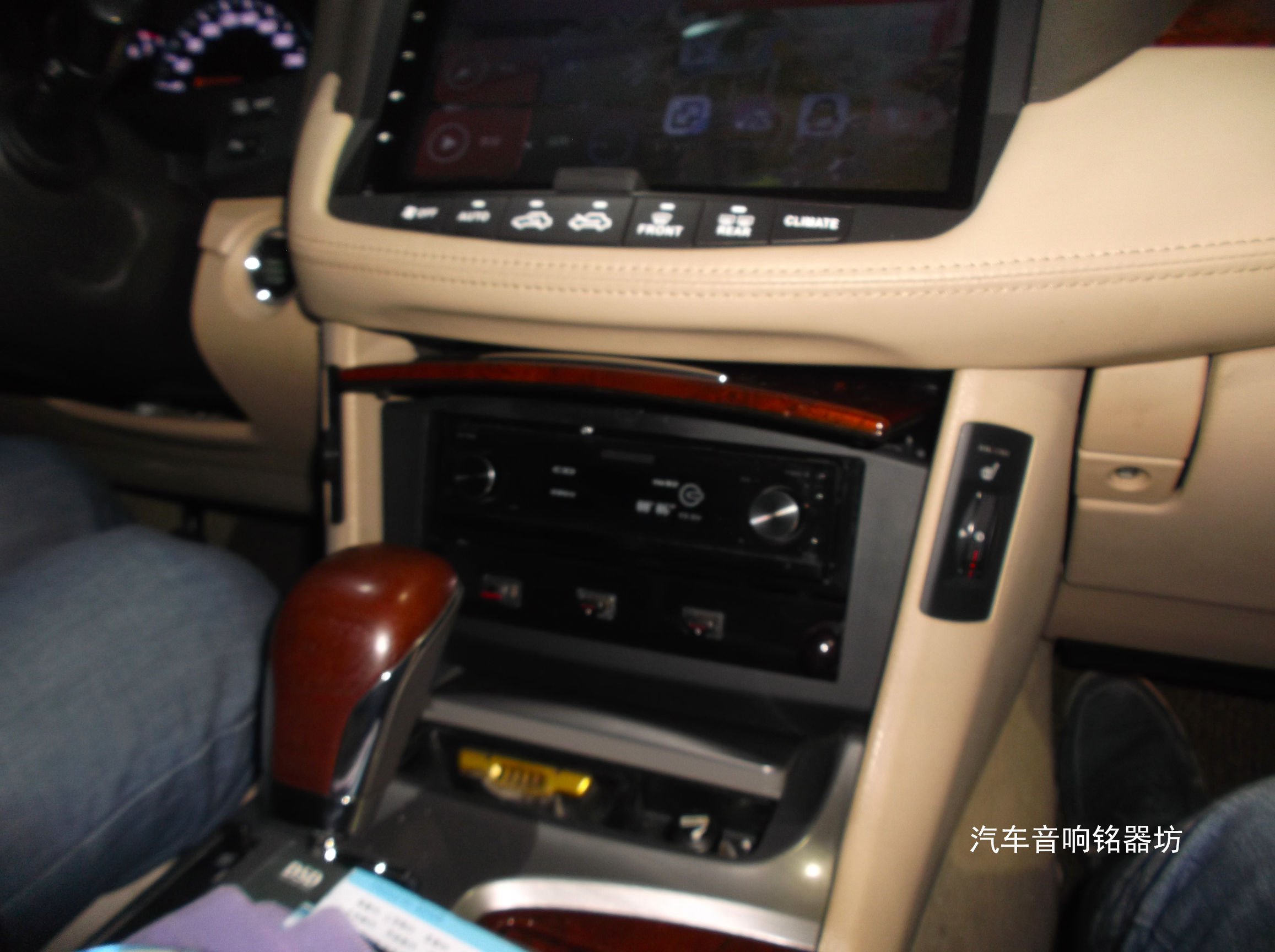 丰田皇冠升级丹拿342三分频喇叭与丹拿A6004汽车功放！宝安非常城市