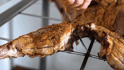 单手撕烤全羊,徒手吃烤全羊完整视频