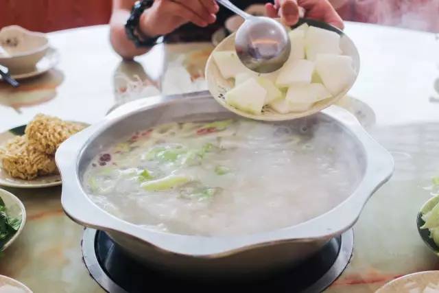 单手撕烤全羊,徒手吃烤全羊完整视频