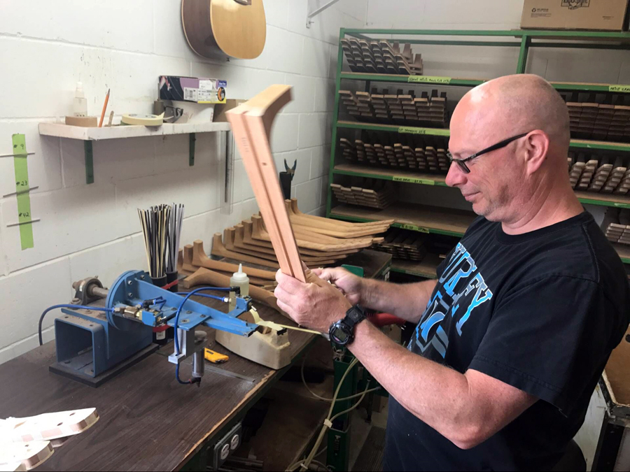 极速快报：弘力乐器2017加拿大Godin吉他工厂参观第一天