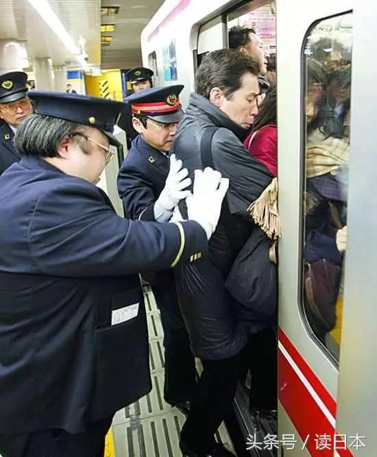 害怕！拎着*弹炸**就能上日本地铁？