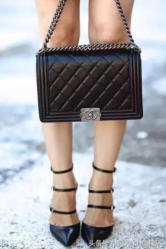 leboy包包黑色好看还是灰色好看,最近流行lv手提包