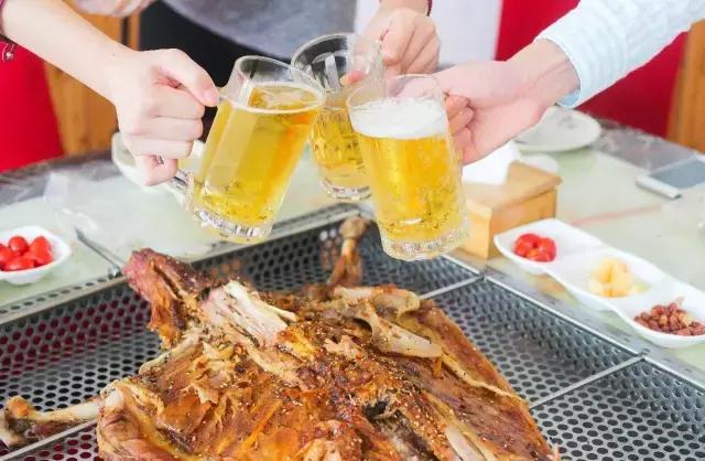 单手撕烤全羊,徒手吃烤全羊完整视频