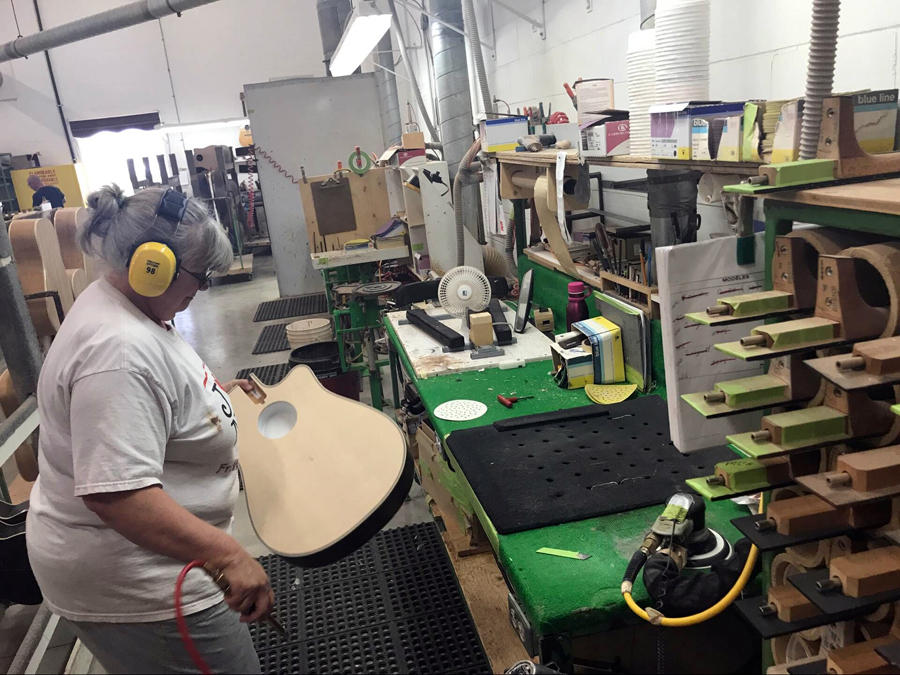 极速快报：弘力乐器2017加拿大Godin吉他工厂参观第一天