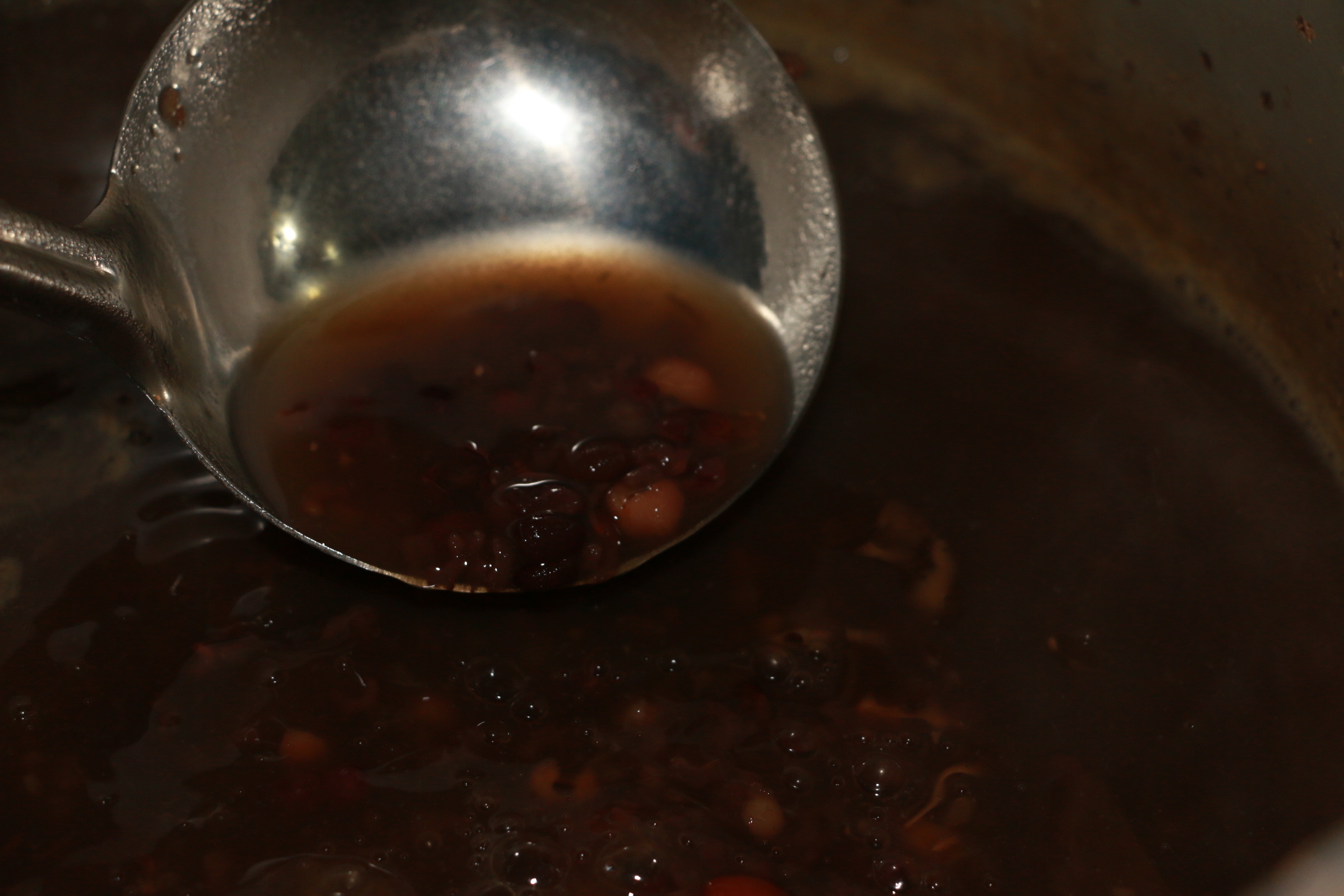 夏季薏米赤小豆煲汤,薏米赤小豆汤什么季节喝效果最好