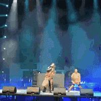 HUGO的新品发布时装秀在佛罗伦萨的旧工厂里点了上百根蜡烛