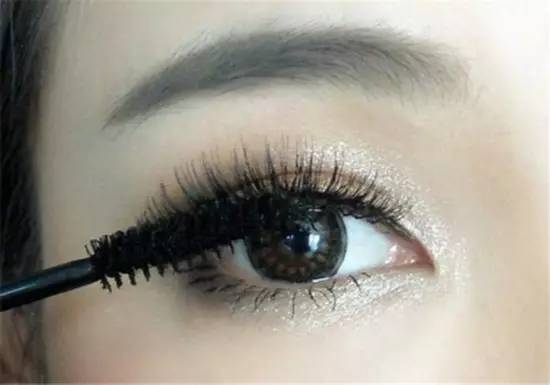 关关变身成美女,关关拿掉眼睛