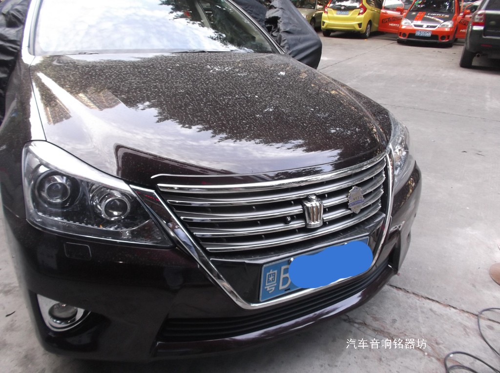 丰田皇冠升级丹拿342三分频喇叭与丹拿A6004汽车功放！宝安非常城市