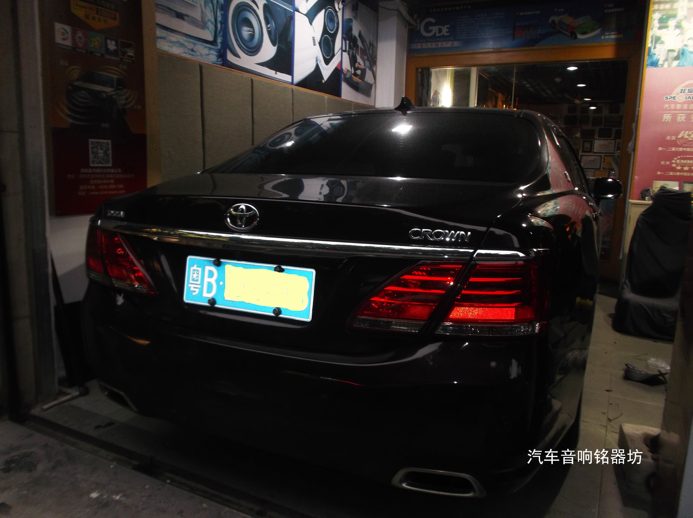 丰田皇冠升级丹拿342三分频喇叭与丹拿A6004汽车功放！宝安非常城市