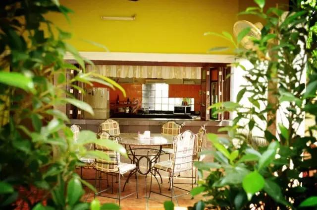 她不甘朝九晚五辞去工作，身处异乡竟有如此意外收获