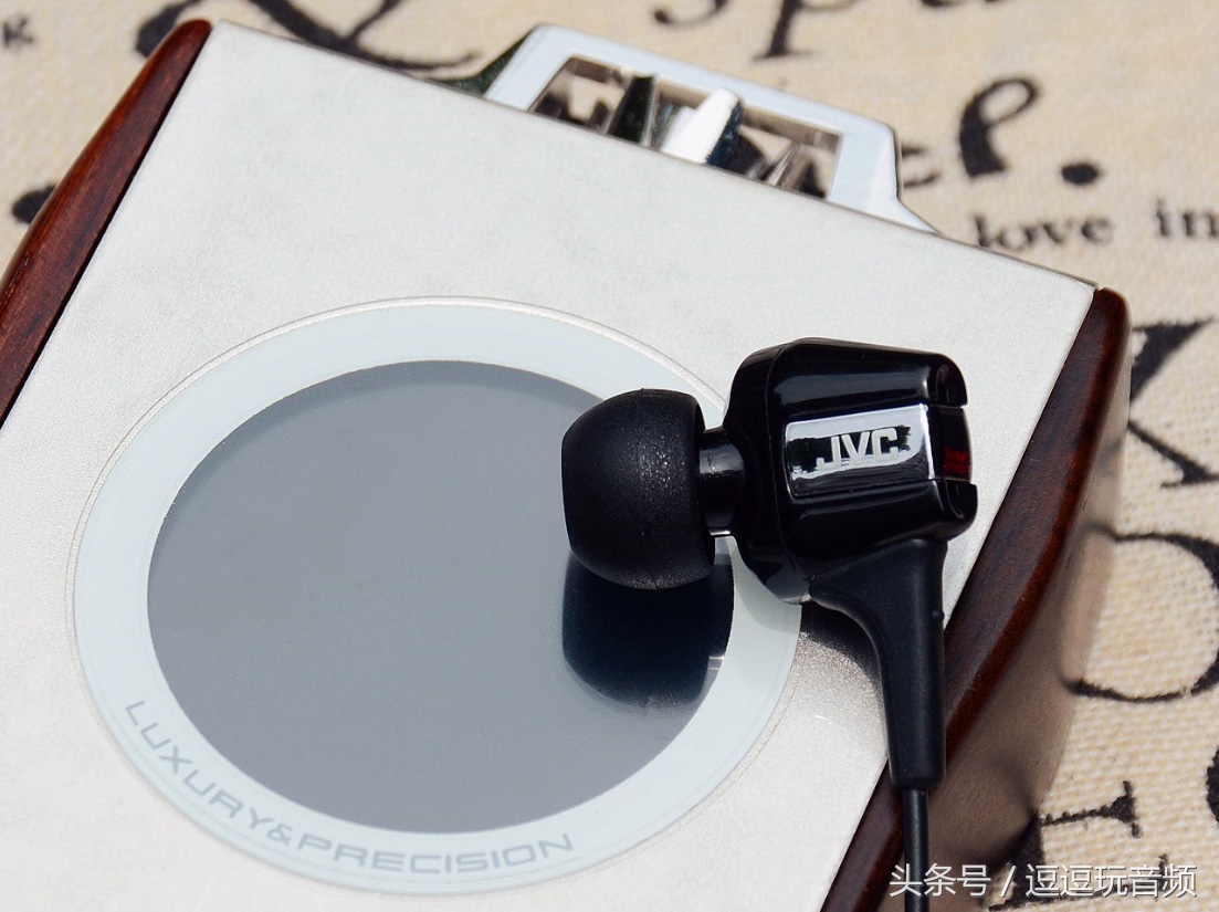一款兼具颜值和黑科技的双动圈耳塞:JVCFXT100