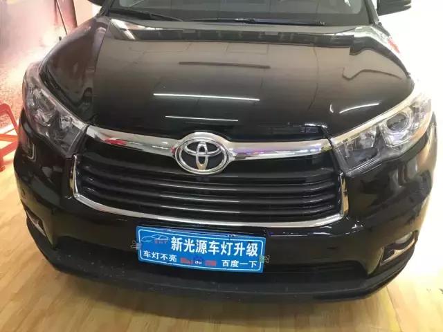 惠州新光源灯光升级,汉兰达原车灯发黄昏暗升级NHK德国版海五双光透镜!