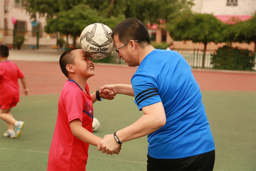 父亲节亲子趣味运动会,幼儿园父亲节足球活动