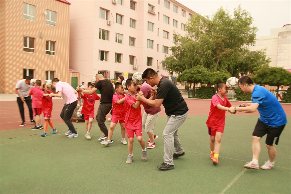 父亲节亲子趣味运动会,幼儿园父亲节足球活动