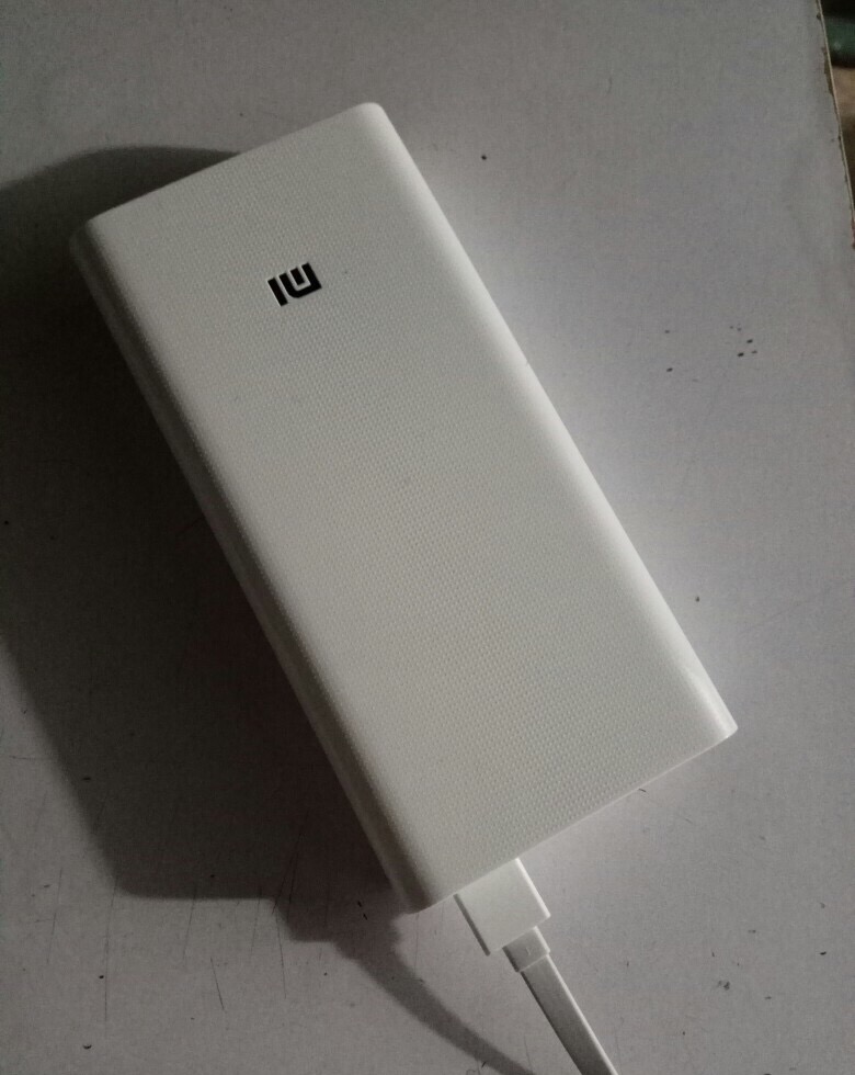 新买的移动电源充不进去,新买的移动电源先用完再充么