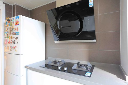 苏州景山*瑰园玫**80平米现代北欧风格两居室设计案例，大面积选用了烤漆门板与橡木纹理