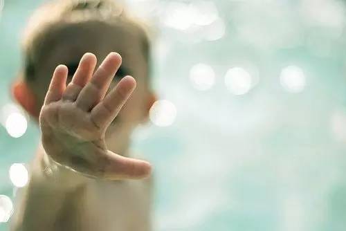 宝宝揪耳朵、踢腿可能是得病了!新手妈妈必看