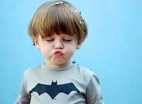 宝宝揪耳朵、踢腿可能是得病了!新手妈妈必看