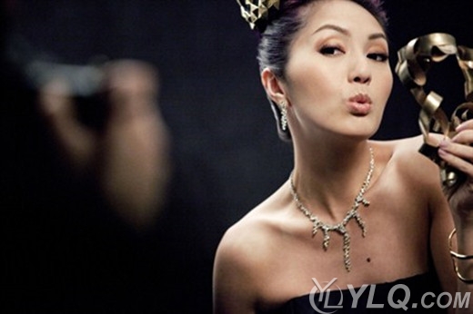 萨顶顶假唱话筒拿反是哪年,萨顶顶拿反话筒假唱事件始末