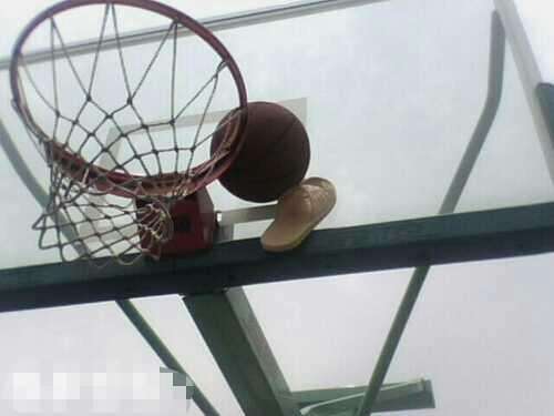 球卡在篮筐上了怎么拿,球卡在篮筐上怎么办
