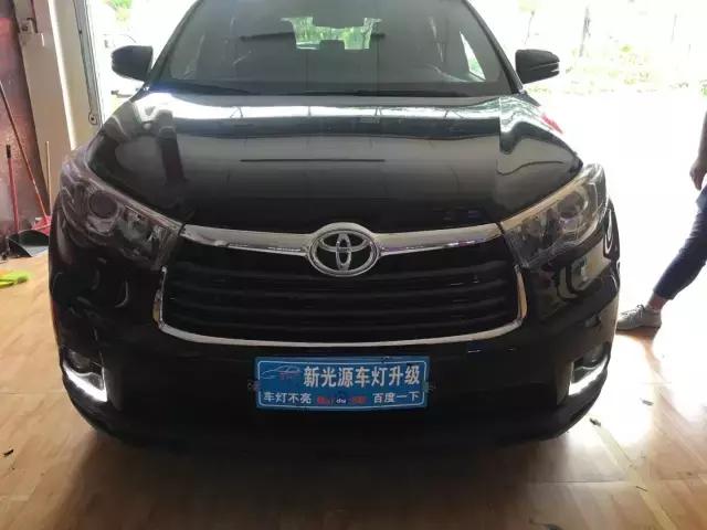 惠州新光源灯光升级,汉兰达原车灯发黄昏暗升级NHK德国版海五双光透镜!