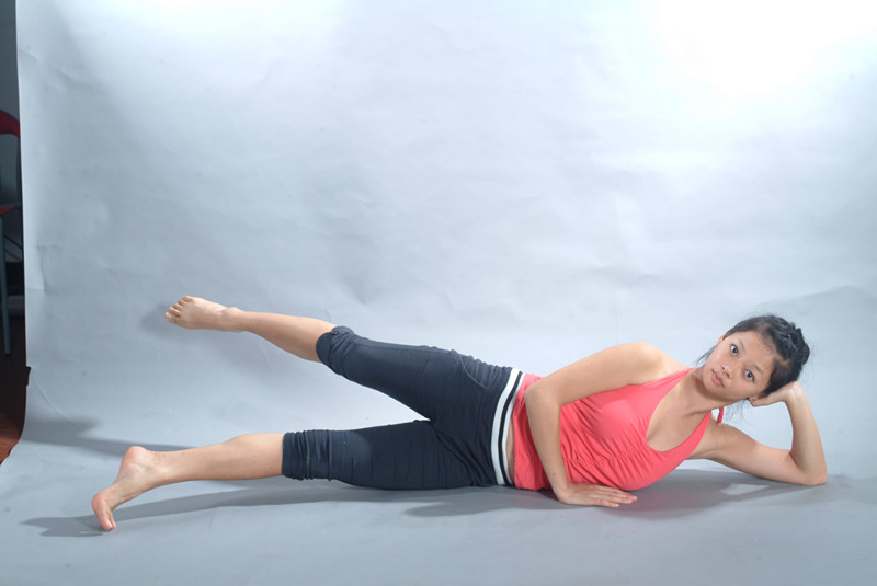 侧卧踢腿支撑普拉提动作,普拉提单踢腿的正确做法