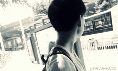 订婚前一天去女友公司接她下班，她领导重重地摔碎了茶杯